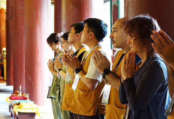 이날 행사에 참석한 외국인 손님들이 템플스테이 프로그램에 대한 설명을 듣고 있다. /하나은행 제공