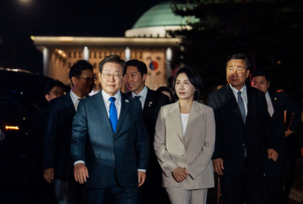 이재명 대통령과 김혜경 여사가 4일 오전 서울 여의도 국회 앞에서 열린 국민 개표방송 행사에서 이동하고 있다. /사진=뉴시스