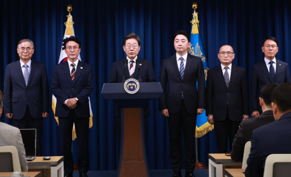 이재명 대통령이 4일 서울 용산 대통령실 청사에서 새 정부 첫 인사 발표를 하고 있다. 왼쪽부터 이종석 국정원장 후보자, 김민석 국무총리 후보자, 이 대통령, 강훈식 비서실장, 위성락 안보실장. /대통령실통신사진기자단