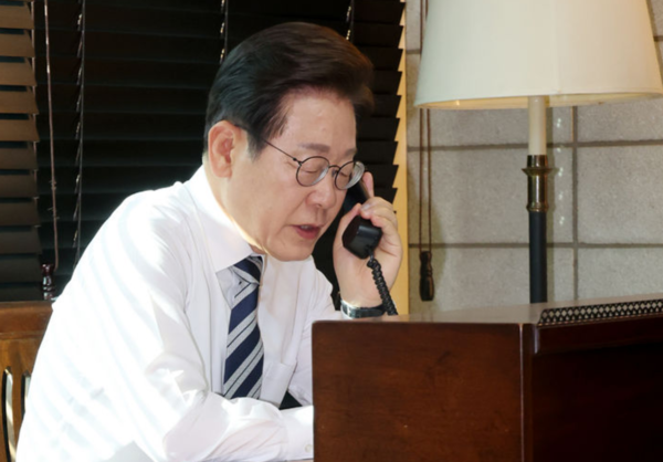 이재명 대통령이 4일 인천 계양구 사저에서 김명수 합동참모본부 의장과 통화하며 군 통수권 이양 보고를 받고 있다. /사진=뉴시스