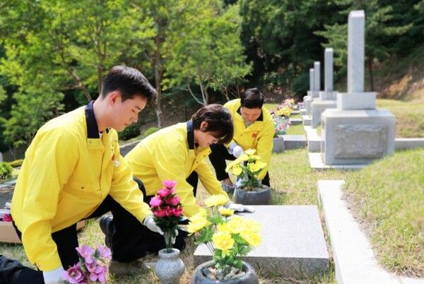 아성다이소 임직원들이 지난달 30일 국립서울현충원에서 묘역 정화 활동을 진행하고 있다. [사진=아성다이소](포인트경제)