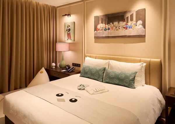 앰배서더 서울 풀만 호텔이 갤러리처럼 꾸며진 앰버드 컨셉룸과 다양한 서비스를 함께 즐길 수 있는 ‘앰버드 아트 앤 스테이(AMBIRD ART & STAY)’ 패키지를 8월 31일까지 선보인다.