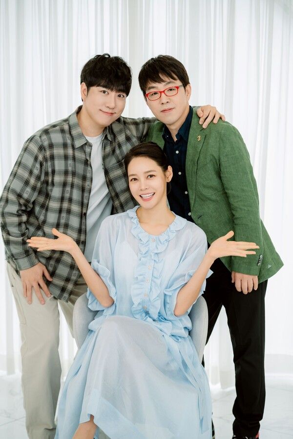 영화 평론가 이동진,&nbsp;과학 커뮤니케이터 궤도,&nbsp;기자 출신 방송인 안현모가 라플위클리 시즌4&nbsp;런칭 기념사진을 촬영하고 있다.