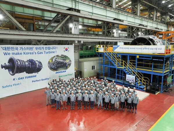 4일 두산에너빌리티 창원 본사에 구축한 가스터빈 전용 시험장에서 개최된&nbsp;380MW급 가스터빈 정격부하 성능시험 성공 기념식에서 정연인 부회장,&nbsp;손승우 파워서비스BG장 등 주요 임직원이 기념사진을 촬영하고 있다. /두산에너빌리티 제공