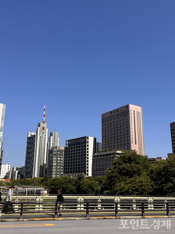 5일 오전 8시 일본 도쿄 JR오차노미즈역 앞에 파란 하늘과 출근하는 사람들의 모습.&nbsp;ⓒ포인트경제 박진우 토쿄 특파원