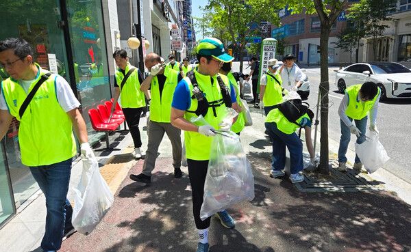 하나펀드서비스 임직원들이 전주대학교 일대에서 플로깅 활동을 진행하고 있다. /하나펀드서비스 제공
