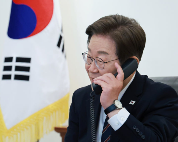 이재명 대통령이 9일 서울 용산구 대통령실 청사 집무실에서 이시바 시게루 일본 총리와 전화 통화를 위해 수화기를 들고 있다./사진=뉴시스