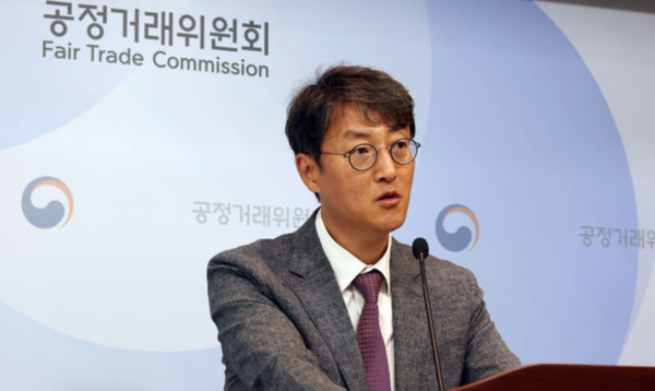 최장관 공정거래위원회 기업집단감시국장이 9일 세종시 정부세종청사에서 중흥건설이 2세 소유의 중흥토건과 중흥토건의 6개 계열회사가 시행하고 중흥토건이 단독 시공하는 주택건설 및 일반산업단지 개발사업에서 각 시행사의 PF·유동화 대출에 무상 신용보강을 제공하는 행위에 대해 시정명령과 과징금을 부과하고, 중흥건설을 고발한다고 밝히고 있다. / 사진=뉴시스