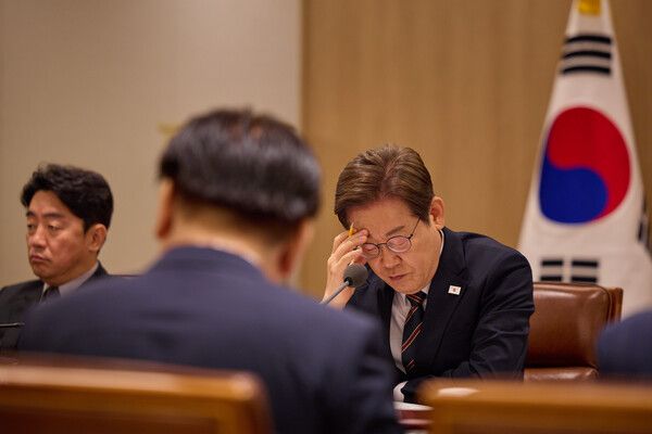 이재명 대통령이 9일 서울 용산구 대통령실 청사에서 열린 2차 비상경제점검 태스크포스(TF)회의를 주재하며 생각에 잠겨 있다. /사진=대통령실 제공