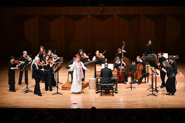 서울 예술의전당에서 열린 '한화클래식 2025'에서 소프라노 파트리샤 프티봉과 아마릴리스 앙상블의 공연 모습 [사진=한화](포인트경제)