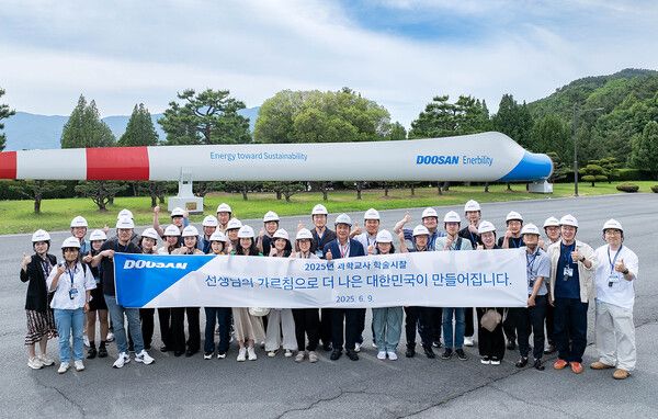 두산연강재단 과학교사 학술시찰단이&nbsp;9일,&nbsp;경남 창원 두산에너빌리티 본사에서 기념사진을 촬영하고 있다.