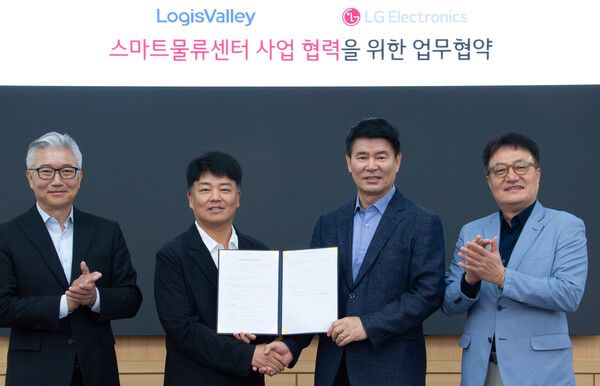 사진 왼쪽부터 김필립 로지스밸리 대표이사, 임영빈 로지스밸리 그룹 회장, 정대화 LG전자 생산기술원장(사장), 백기문 LG전자 ID사업부장(전무) /LG전자 제공