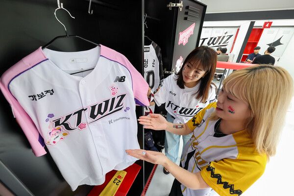고객들이 수원&nbsp;KT위즈파크 앞에 위치한&nbsp;kt wiz&nbsp;특화매장에서 체험을 즐기는 모습 /KT 제공