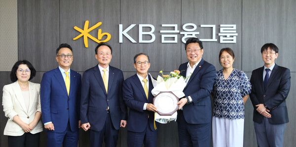 이환주&nbsp;KB국민은행장(왼쪽부터 세번째),&nbsp;양종희&nbsp;KB금융그룹 회장(왼쪽부터 네번째), 주형환 저고위 부위원장(왼쪽부터 다섯번째),이선영 저고위 인구전략국장(왼쪽부터 여섯번째)이 지난&nbsp;9일 여의도&nbsp;KB국민은행 신관에서 기념촬영을 하고 있다. /&nbsp;KB금융그룹 제공