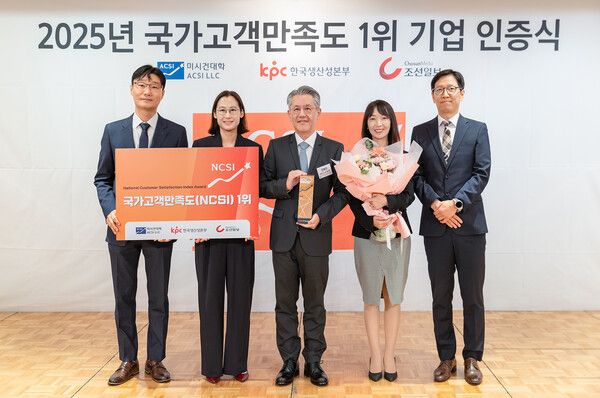 지난&nbsp;9일 서울 중구 롯데호텔에서 진행된 시상식에서 서장원 코웨이 대표이사(가운데)와 이용준 코웨이 고객품질본부장(왼쪽 첫 번째)&nbsp;및 관계자들이 기념 촬영을 하고 있다. /코웨이 제공