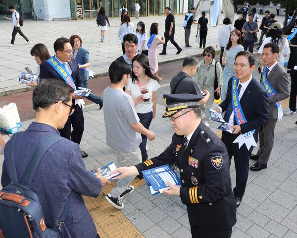 신학기 Sh수협은행장(오른쪽 두 번째)이 김용종 서울송파경찰서장과 함께 출근길 시민들에게 보이스피싱 범죄유형과 수법, 대응요령, 후속 조치사항 등 자세한 피해예방 안내가 담긴 리플렛과 홍보물을 나눠주는 캠페인을 진행하는 모습. /Sh수협은행 제공