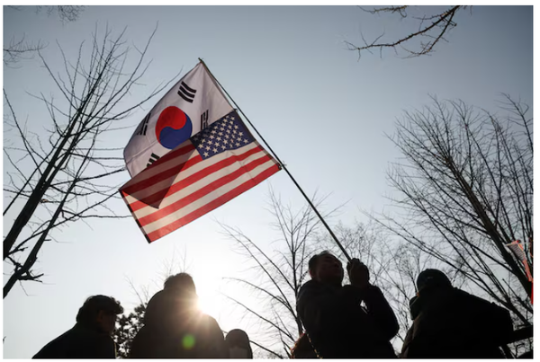 “한국과 미국 국기가 나란히 펄럭이고 있다. 한국 정부는 ‘상호 이익’을 목표로 미국과의 관세 협상을 가속화하겠다고 밝혔다/로이터 보도분 갈무리(포인트경제)