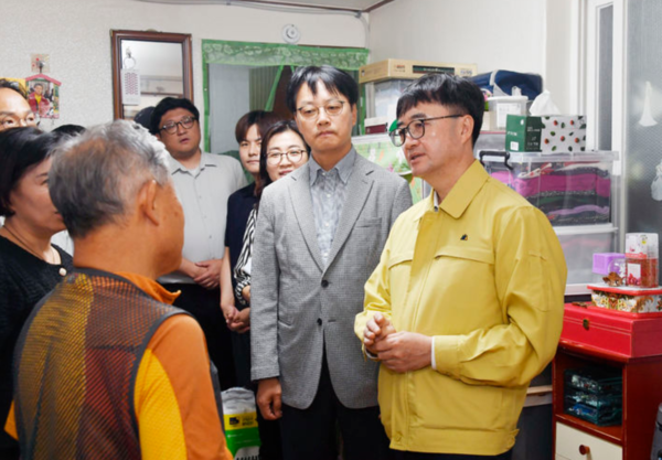 임기근 기획재정부 차관이 11일 오전 서울 용산구 폭염 취약계층 관련 쪽방촌 가구를 방문해 현장 애로사항을 청취하고 있다. /기획재정부