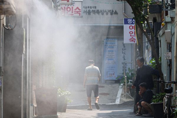 서울을 비롯한 전국 대부분 지역에 폭염경보가 발효된 8일 서울 용산구 동자동 쪽방촌에서 쿨링포그가 작동되고 있다. /사진=뉴시스