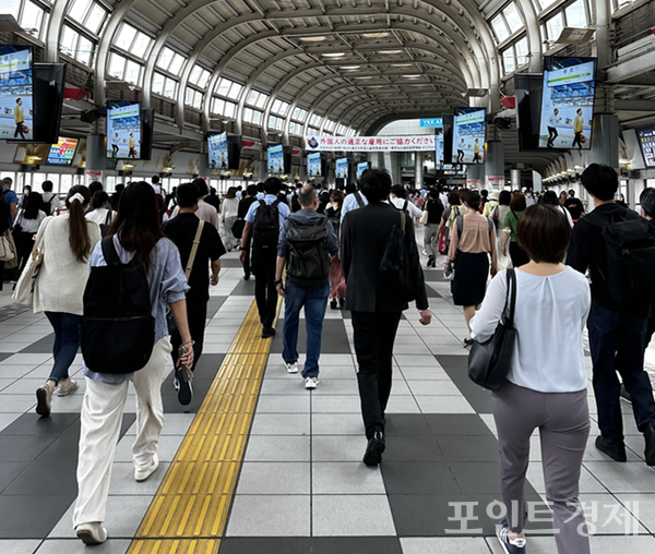 아침 출근 시간, 시나가와역을 통과하는 직장인들 ⓒ포인트경제 박진우 특파원