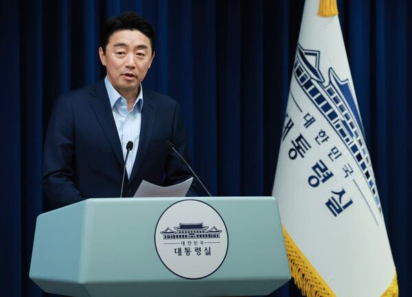 강훈식 비서실장이 11일 서울 용산 대통령실에서 문화체육관광부 장관 후보자에 최휘영 놀유니버스 대표, 국토교통부 장관 후보자에 김윤덕 더불어민주당 의원 인선 발표 브리핑을 하고 있다. /대통령실