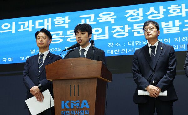 이선우 대한의과대학-의학전문대학원학생회 비상대책위원장이 12일 오후 서울 용산구 대한의사협회에서 의과대학 교육 정상화를 위한 공동 성명서를 발표하고 있다. /사진=뉴시스