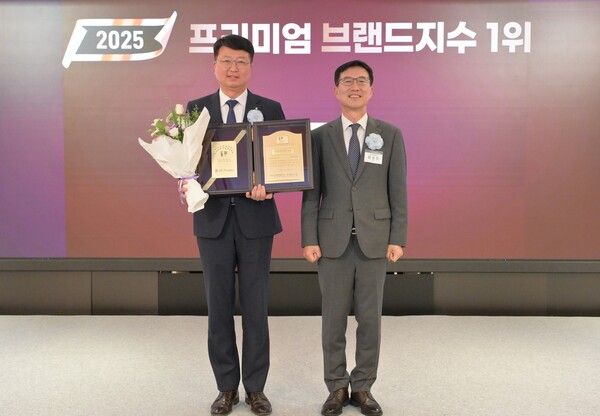 지난 11일 서울시 중구 롯데호텔에서 진행된 ‘2025 프리미엄브랜드지수(KS-PBI)’ 시상식에서 프라이빗뱅킹 부문 18년 연속 1위 수상 이후 박용권 신한은행 PWM영업본부장(왼쪽)과 문동민 한국표준협회장이 기념 촬영하는 모습 /신한은행 제공