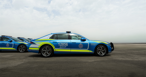 제네시스 브랜드는 플래그십 세단 ‘G90’가 최근 쿠웨이트 내무부 공식 행사 및 의전 차량으로 선정됐다고 14일 밝혔다. 사진은 쿠웨이트 내무부 행사 운영용으로 맞춤 제작된 제네시스 G90