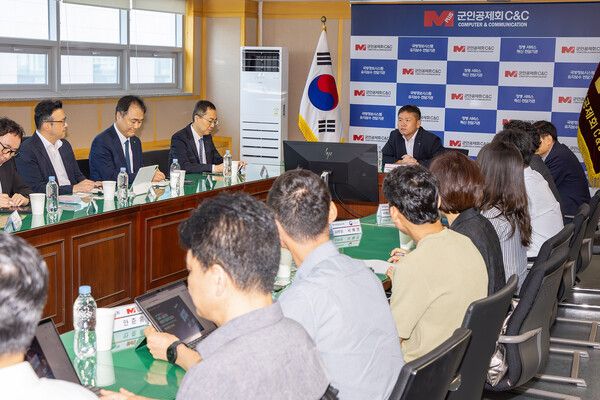 KT와 군인공제회C&C 주요 관계자가 참석해 사업 착수보고회를 진행하는 모습 /KT 제공