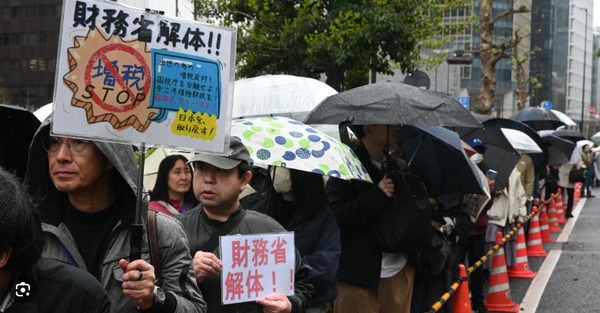“재무성 해체”를 외치며 시위에 나선 시민들/마이니치신문 보도분 갈무리(포인트경제)