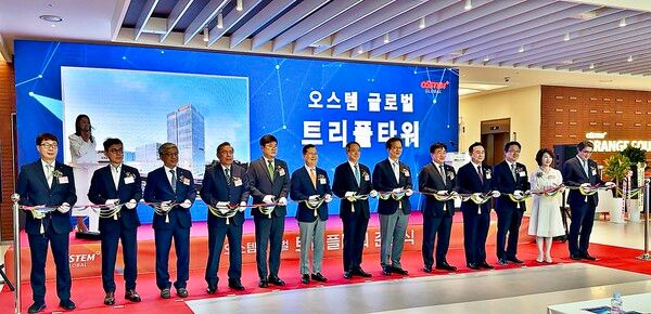 오스템글로벌은 지난 11일 송도사옥 트리플타워 준공식을 개최했다.&nbsp;행사 참석자들이 테이프 컷팅을 진행하고 있다. /오스템임플란트,&nbsp;인천경제자유구역청 제공