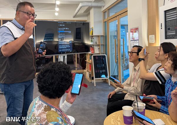 BNK부산은행, 어르신 위한 스마트폰 교육 봉사활동 실시&nbsp; /BNK부산은행 제공