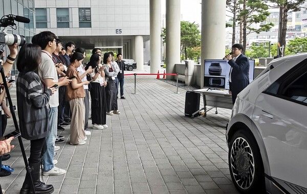 '차세대 디지털키 솔루션 기술 설명회'에서 배성준 편의제어통신 S/W개발팀 팀장이 솔루션 시연을 하고 있다. /LG이노텍 (포인트경제)