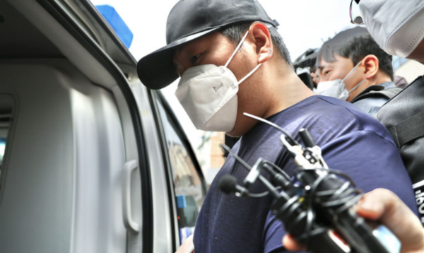 서울 강북구 미아동 마트에서 흉기를 휘둘러 1명을 살해하고 1명을 다치게 한 김성진(32·남)이 지난 5월 서울 강북경찰서에서 검찰로 송치되고 있다.&nbsp; /사진=뉴시스