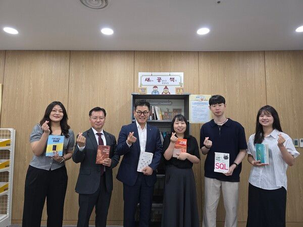 NH농협캐피탈은 지난 9일, 다정다감한 회사만들기 ‘소·나·기 프로젝트’의 일환으로 새로운 공유 책장(새공책)을 운영한다. 장종환 대표이사(오른쪽에서 네 번째)와 석승열 상무(오른쪽에서 다섯 번째)가 임직원들과 함께 공유책장 앞에서 기념 촬영하고 있다.