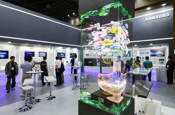 지난&nbsp;2일 경기 고양시 킨텍스에서 개막한 제23회 국제 나노기술융합전시회(나노코리아 2025)에 삼성전자의 투명 마이크로 LED 제품이 전시돼 있다. /사진=뉴시스