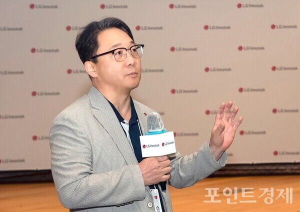 15일, 강서구 LG사이언스파크에 위치한 LG이노텍 마곡 본사에서 개최된 '차세대 디지털키 솔루션 기술 설명회'에서 유병국 전무(전장부품사업부장)가 환영 인사를 하고 있다.
