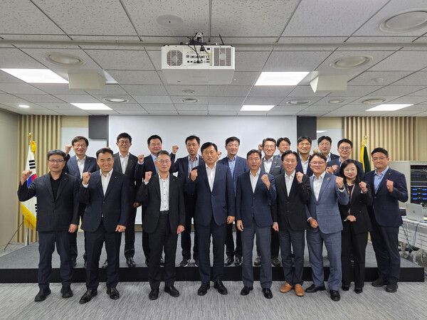 농협금융은 15일, 서울시 서대문구에 위치한 농협손해보험 본사에서 '2025년 제3차 자산운용전략회의'를 개최했다. 황종연 부사장(앞줄 왼쪽에서 네 번째)과 임직원들이 자산운용 사업목표 달성을 다짐하고 있다.