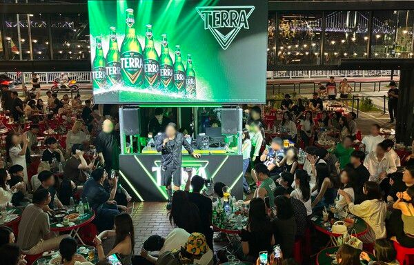 하이트진로는 ‘마켓나이트 야시장 밀락더마켓’에서 지난 1일부터 매일 저녁 DJ 파티가 열려 MZ세대와의 소통을 강화하고 있다. / 하이트진로 제공 (포인트경제)