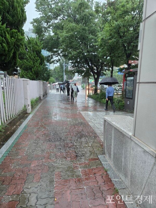17일 오전 샛강역 부근에서 굵은 비가 쏟아지고 있다.&nbsp;ⓒ포인트경제