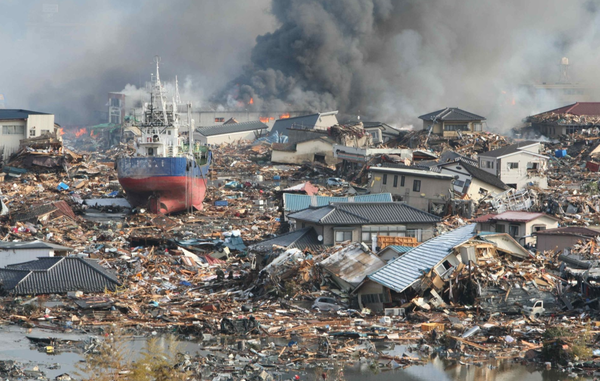 2011년 동일본대지진 당시 쓰나미에 휩쓸린 일본의 해안 도시/아사히 신문 갈무리(포인트경제)