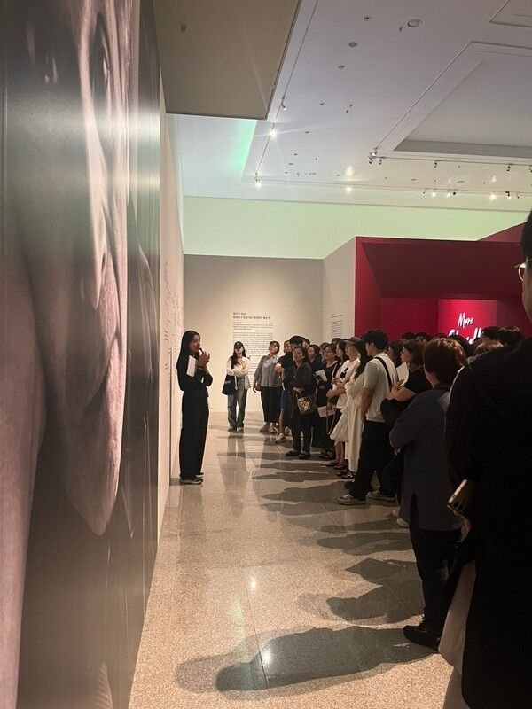 롯데관광개발은 제주 드림타워 복합리조트가 제주 관광 활성화를 위해 제주도립미술관과 협업해 ‘샤갈 전’ 입장권 600매를 식음업장 이용 고객에게 21일부터 무료로 증정한다고 밝혔다. 사진은 제주도립미술관 '샤갈 전' 도슨트 모습&nbsp;(포인트경제)