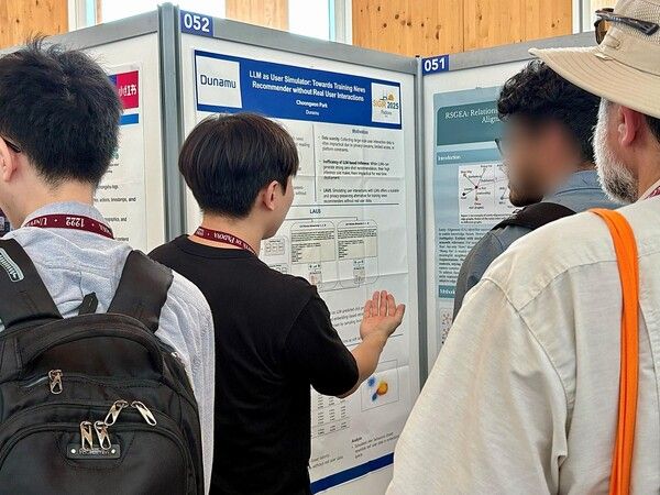 박충원 두나무 머신러닝팀 연구원이 지난 14일(현지시각) 아털라어 파도바 센트로 콩그레스에서 열린 ’SIGIR 2025’에서 포스터 발표를 하고 있 /두나무 제공