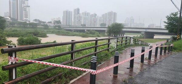 대전 갑천변 출입을 금지하는 통제선이 내걸려 있다. /사진=뉴시스