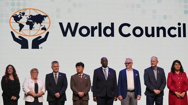 스웨덴 스톡홀름에서 개최된&nbsp;2025년 세계신협 컨퍼런스에서 세계신협 대표들이 모여 기념사진을 찍고 있다. (사진 중앙에 위치한 김윤식 신협중앙회장)