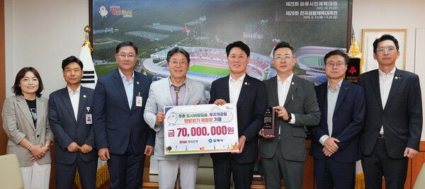 김태한&nbsp;BNK경남은행장(사진 오른쪽 네번째)이 김해시 홍태용 시장으로부터 감사패를 받고 있다. (포인트경제)