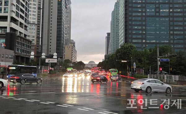 17일 오전 8시 5분께 여의도 샛강역 부근. 비가 많이 오는 흐린 아침 멀리 국회의사당이 보인다.&nbsp;ⓒ포인트경제