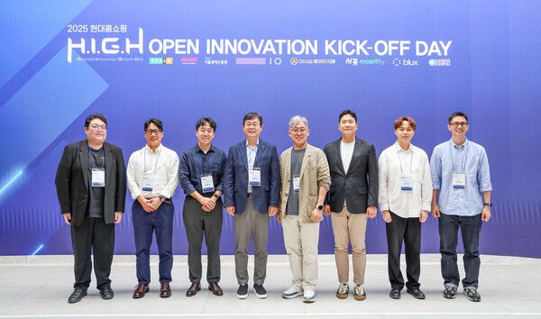 17일 오전, 서울 강동구 천호동 현대홈쇼핑 본사에서 진행된 ‘2025 현대홈쇼핑 H.I.G.H 오픈 이노베이션 킥오프 데이’에서 한광영 현대홈쇼핑 대표이사(왼쪽 네 번째)가 참석자들과 기념사진을 찍고 있다.&nbsp;(사진 왼쪽부터) 김민준 랭코드 대표, 윤정훈 퍼플아이오 대표, 전종찬 서울경제진흥원 책임, 한광영 현대홈쇼핑 대표이사, 홍경표 마크앤컴퍼니 대표, 강병희 차봇모빌리티 부대표, 이지혁 제트에이아이 대표, 현준엽 로쉬코리아 대표