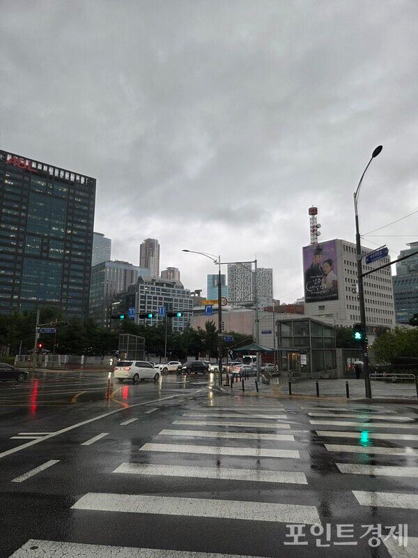 17일 오전 8시 5분께 여의도 샛강역 부근. 오전임에도 흐린 날씨로 저녁처럼 보이는 하늘&nbsp;ⓒ포인트경제