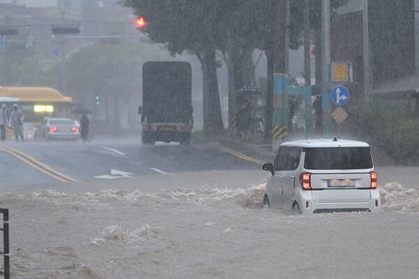 광주지역에 하루 최고 311㎜ 폭우가 쏟아진 17일 오후 침수된 광주 북구청 앞 도로 위로 한 차량이 지나가고 있다. /사진=뉴시스